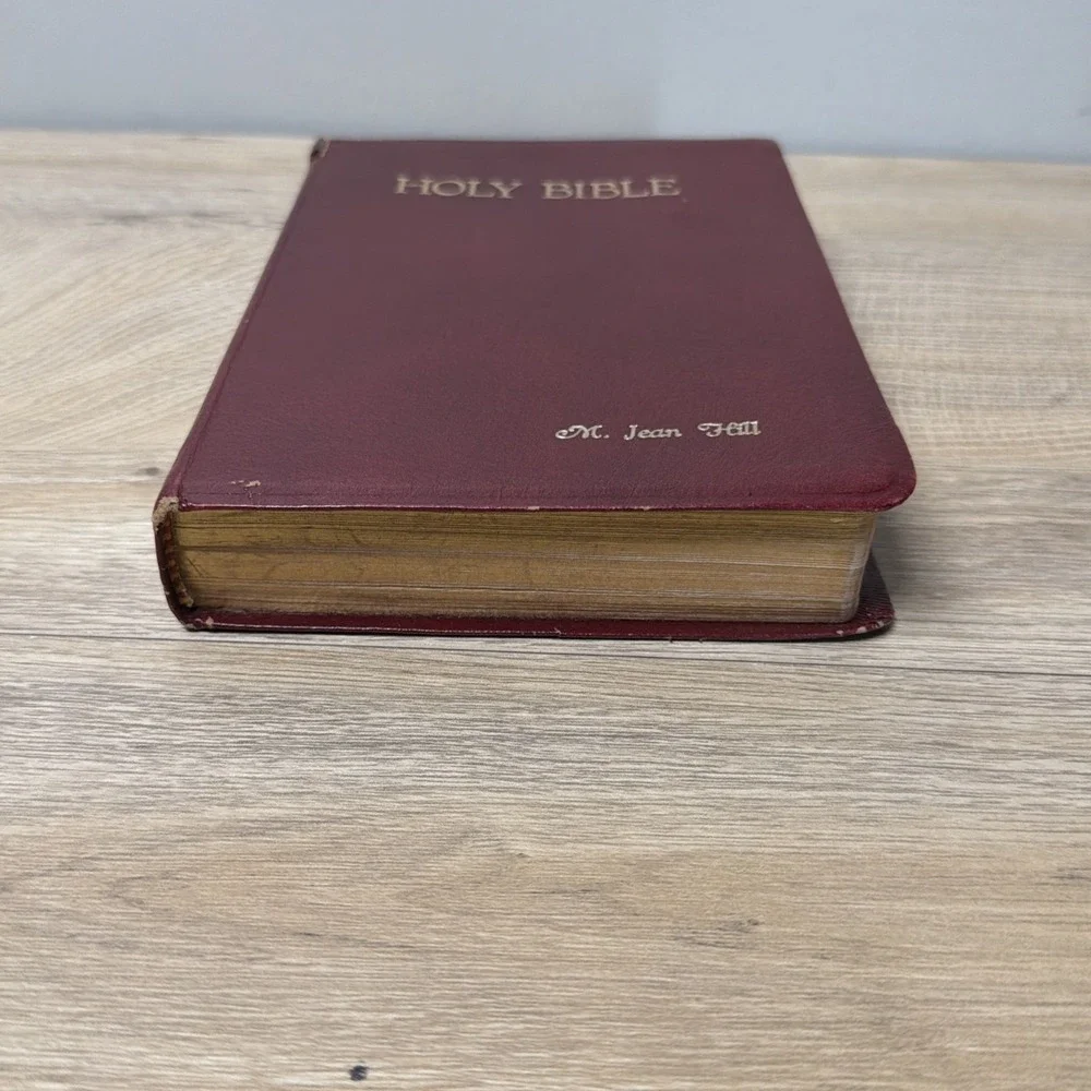 Holy Bible New King James Version‎ Red Letter Edition Bonded Leather Gold Edge